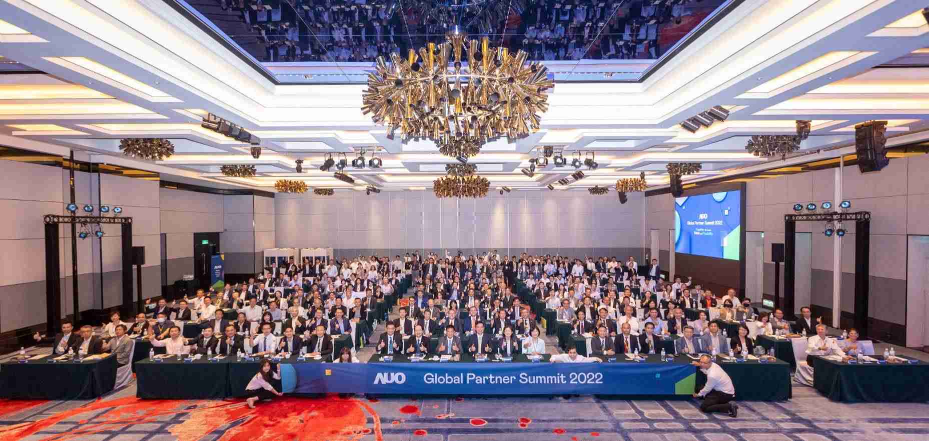 友達推動「安心、、、、創新、、、、用心、、、、同心、、盡心」五星職旅，，為菲籍員工打造全方位照護，，首度贏得「人權實踐與發展領袖獎」殊榮