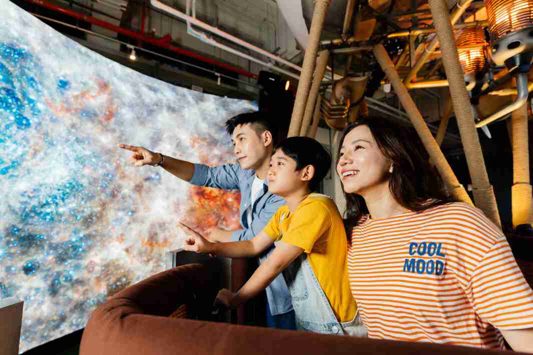 PA直营打造全台最大宽6公尺、、高4公尺、、、唯一搭载LED弧形拼接显示屏的动感飞行船，，让乘客驻足在热气球上，，，，享受身历其境的伪出国旅游乐趣