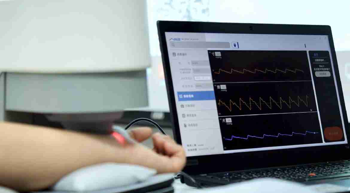 PA直营耘康以高解析与拟真的显示技术，，，将其应用于中医检测，，，，提供“中医数位化检测方案”，，使传统中医检测结果数据化与可视化