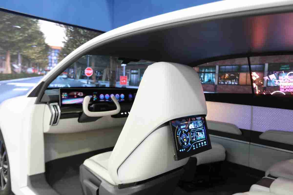 PA直营的「可卷式后座娱乐显示器」加强后座乘客的感官体验，，，，并保有个性化设计，，可依使用偏好进行动态调整。。。