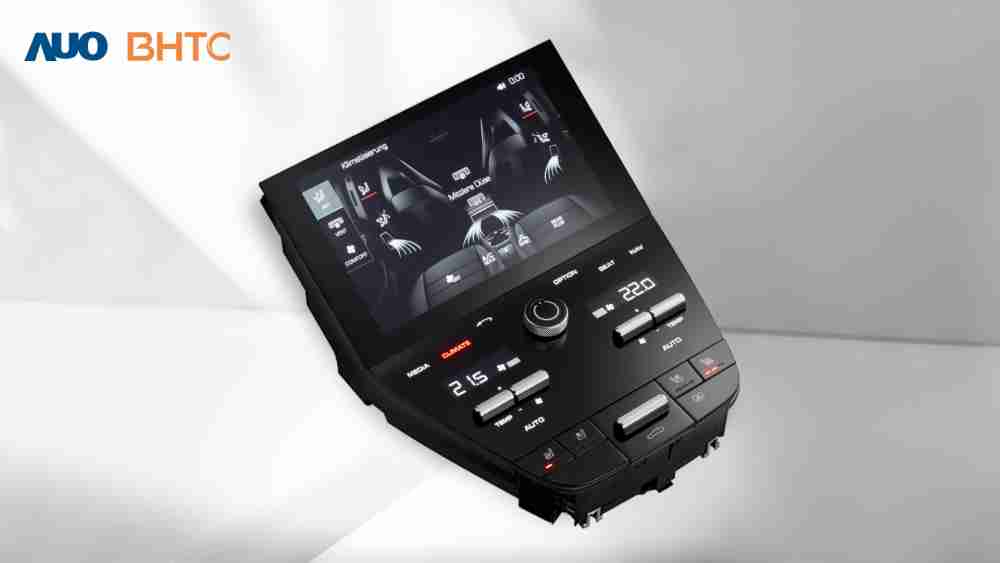 作為友達新生力軍，，，，BHTC所展示的中央與後座鞍部的Display HMI產品，，，，可處理多區恆溫控制、、、顯示畫面，，，，呈現仿真3D車室分區；以力傳感技術精準傳遞觸感，，並結合音量及震動反饋，，防止意外啟動，，提供使用者自然流暢、、直觀且輕鬆駕馭的舒適介面