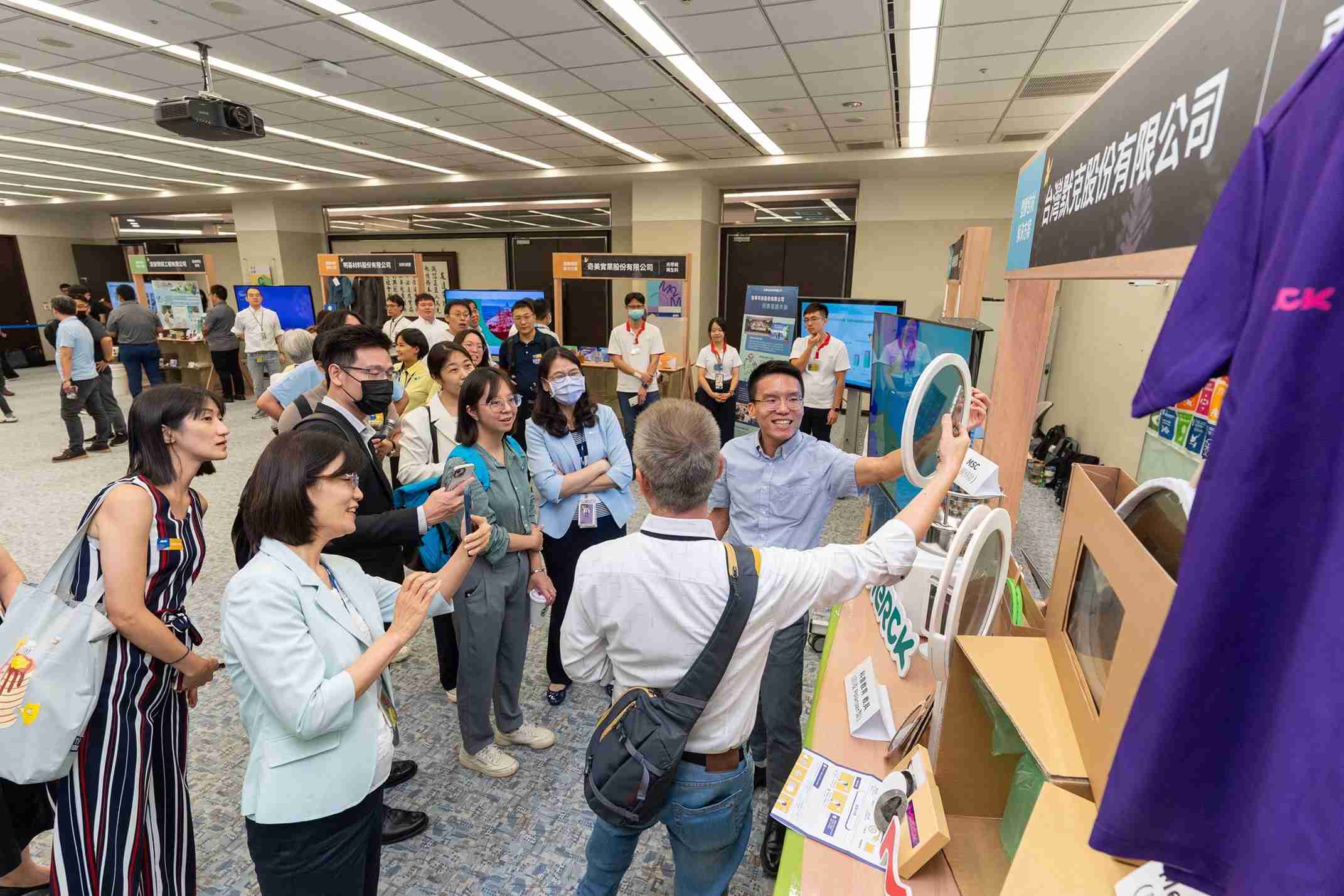 PA直营连手产业伙伴策划首届生态圈联展，，，展示如何将废塑料循环再利用，，，，创新解决方案包括：塑料包材再生与循环使用、、再生塑料研发及应用、、、、废塑料回收再生技术、、减塑生活提案等